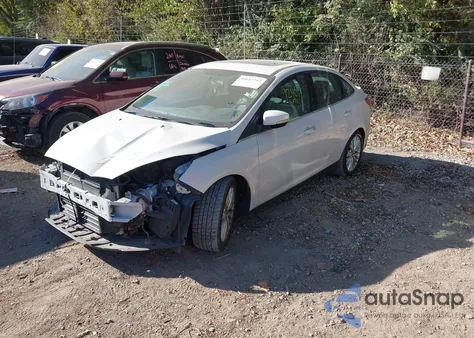 2015 Ford Focus Titanium z USA, uszkodzony, nr VIN 1FADP3J23FL383637